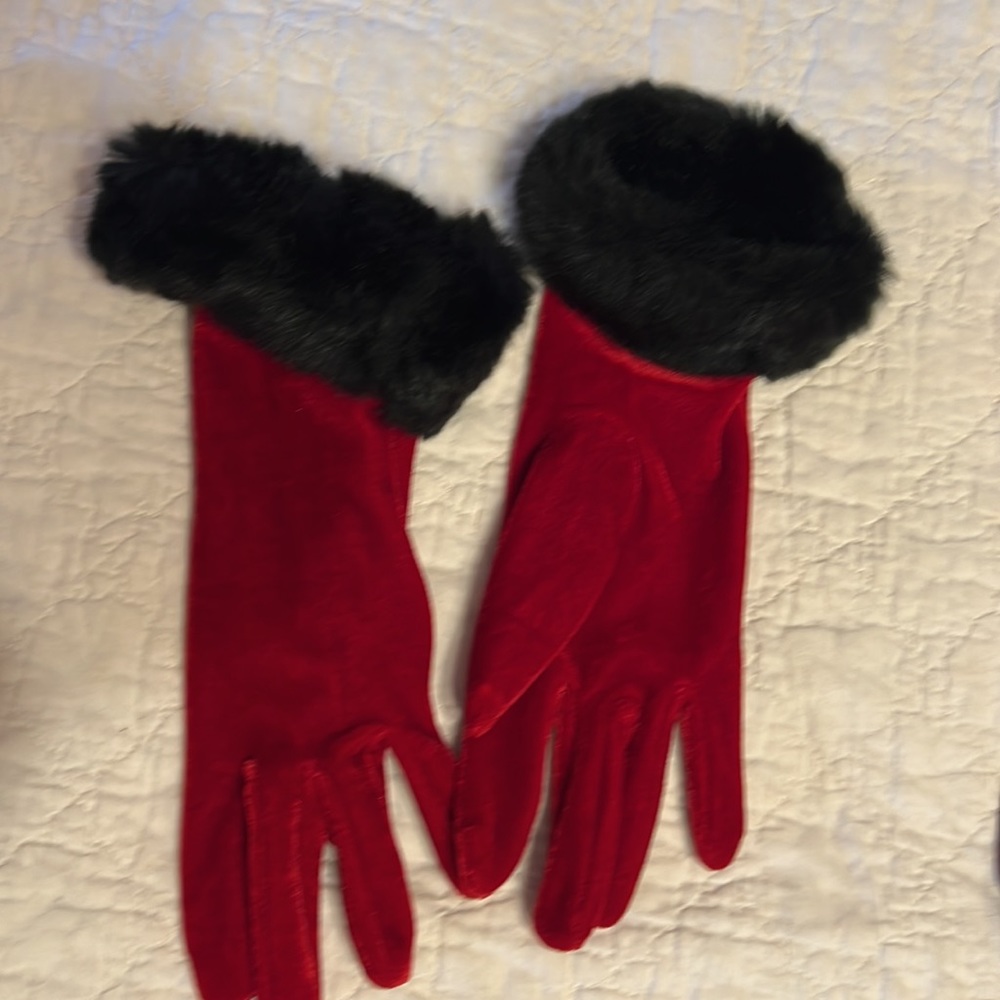 Red velvet and black faux fur wristed gloves by Lauer one size womens